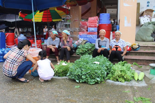 Chợ phiên không chỉ là nơi trao đổi buôn bán mà còn là địa điểm giao lưu, làm quen, gặp gỡ. Các loại rau đặc sản như rau sắng, rau bò khai, rau cải được bán tại chợ thành từng khu.