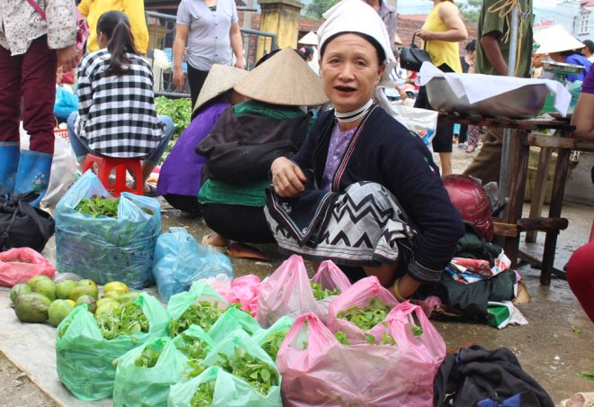 Tại chợ Nguyên Bình, du khách bắt gặp hình ảnh bà con các dân tộc Tày, Nùng, Dao... trong trang phục truyền thống.