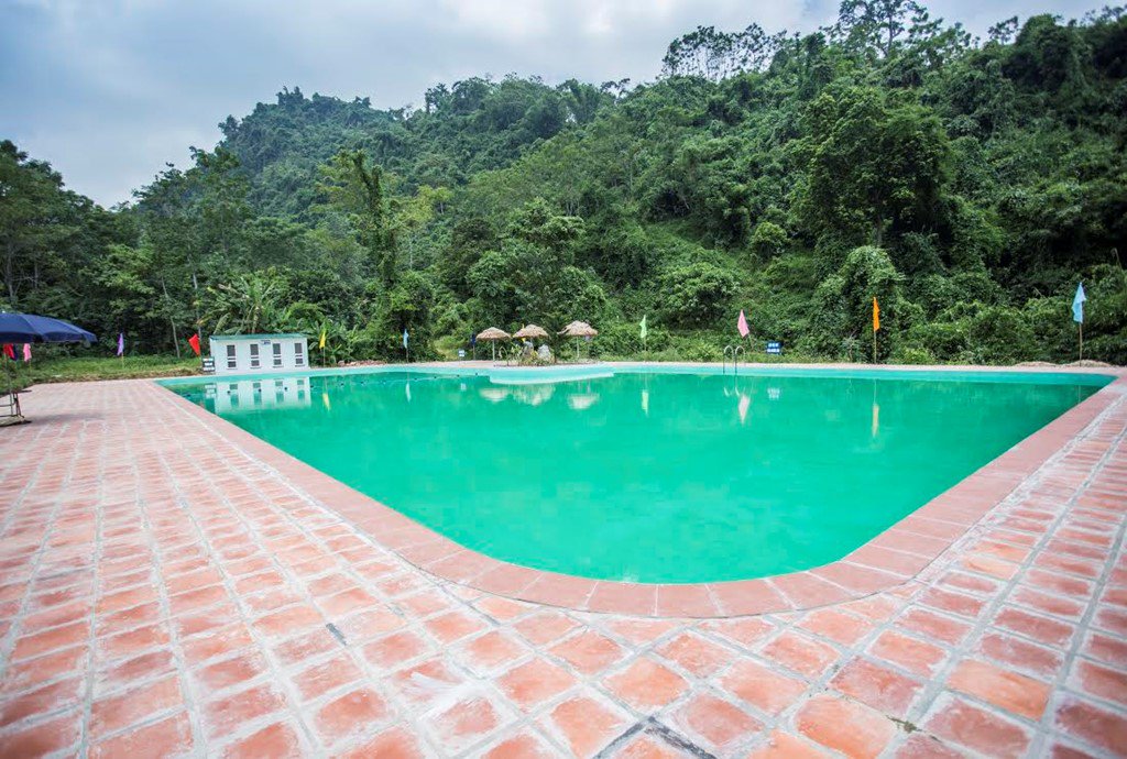 Trong khuôn viên khu nghỉ dưỡng, một bể bơi nhân tạo được xây dựng, nhằm đáp ứng tối đa nhu cầu vui chơi của khách.