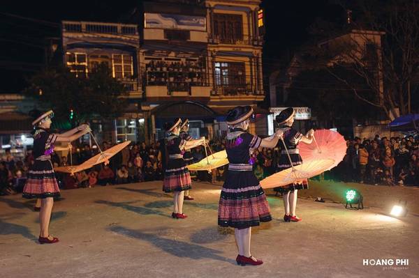 Chợ đêm Bắc Hà diễn tại khu vực chợ trung tâm huyện với các hoạt động văn nghệ của người dân tộc địa phương như múa xòe, múa khèn, múa xênh tiền, hát đối… thu hút rất đông du khách tham gia.