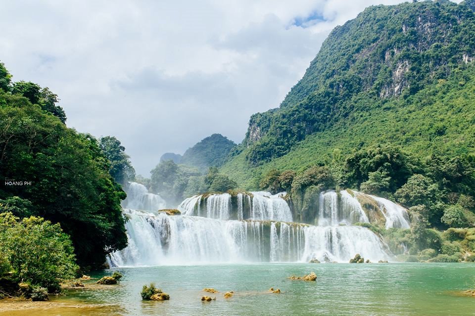 Điểm đến đầu tiên mà chúng tôi đặt chân đến là thác Bản Giốc, một trong những thác nước hùng vĩ và đẹp nhất của Việt Nam, nằm ở địa phận xã Ðàm Thủy, huyện Trùng Khánh, tỉnh Cao Bằng.