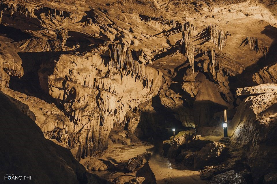 Sau thác Bản Giốc, động Ngườm Ngao cũng là một điểm đến hấp dẫn tại Cao Bằng. Đây là một động lớn, được hình thành từ sự phong hoá lâu đời của đá vôi. Động có chiều dài 2.144 m.