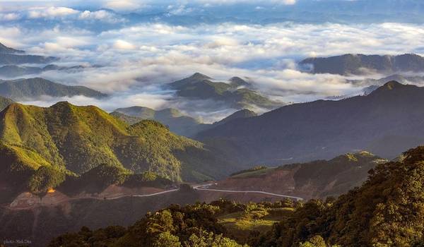 Từ trên đỉnh núi, tầm nhìn rộng rất dễ ngắm trọn con đường quanh co. Núi ấp ôm mây trong sương sớm khiến cảnh vật Mẫu Sơn trở nên tràn đầy sức sống.