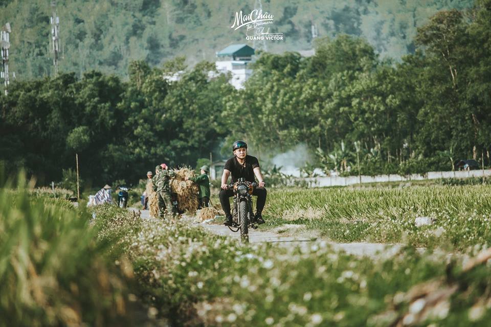 Địa điểm nằm cách Hà Nội khoảng 150 km. Hành trình đến đây phù hợp cho những người muốn thử cảm giác lái xe qua những cung đường đèo uốn lượn, ngắm cảnh sắc thiên nhiên hoang sơ, hùng vĩ.