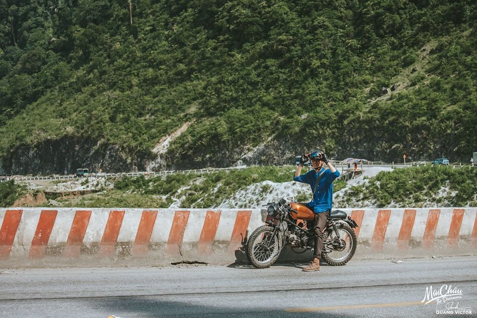 Đường lên Mai Châu không hiểm trở như những con đường ở Hà Giang hay Yên Bái, nhưng cũng có khá nhiều dốc cao, nguy hiểm, cần chú ý an toàn.