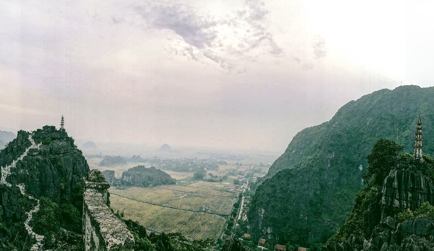Khung cảnh hùng vĩ mênh mông nhìn từ lưng chừng núi Múa.