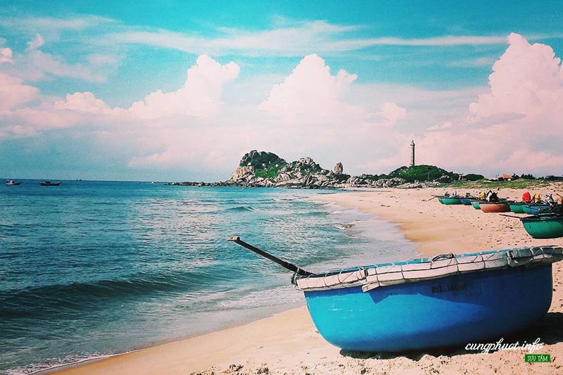 Bình Thuận - điểm đến hấp dẫn của du khách với những bãi biển đẹp như Mũi Né, Hòn Rơm, đồi cát đỏ và nhiều thắng cảnh thiên nhiên độc đáo. Với những hình ảnh về địa điểm du lịch Bình Thuận, bạn sẽ muốn khám phá và trải nghiệm ngay lập tức.