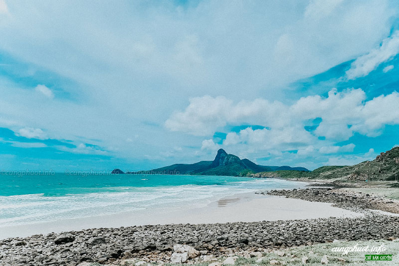 Hình ảnh tuyệt đẹp của Côn Đảo với các bãi biển trong xanh, cát trắng mịn cùng cảnh thiên nhiên hoang sơ, rừng núi nguyên sơ và những con đường cát đỏ chạy dài sẽ khiến mọi người đều thích thú và muốn khám phá.
