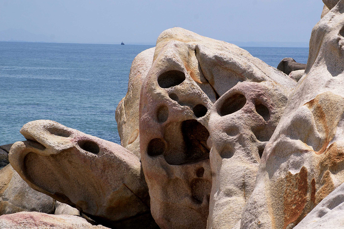 Những tảng đá khổng lồ có hình thù kỳ dị ở Bình Thuận
