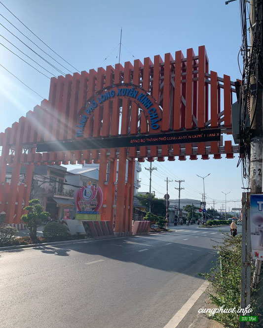 cổng chào thành phố Long Xuyên