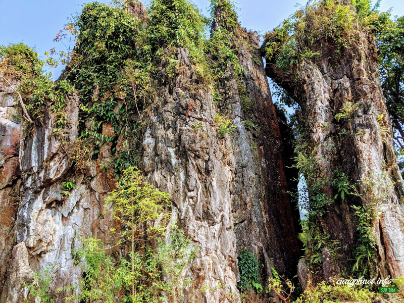 Thạch Sơn Thần Cụm đá thiêng trấn giữ cửa ngõ cao nguyên đá 