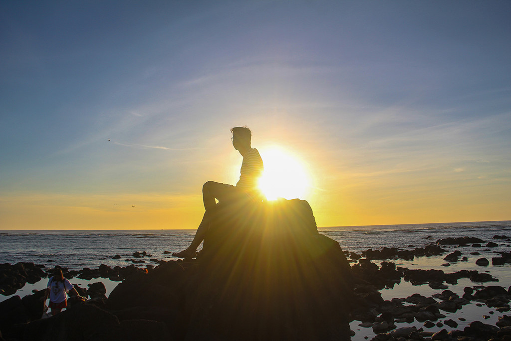 Hoàng hôn trên đảo Lý Sơn là một trong những khoảnh khắc tuyệt vời nhất để thưởng thức vẻ đẹp thiên nhiên. Cảm nhận thật sự của sự trôi chảy từ ánh nắng đến ánh tối và quá trình đó qua lăng kính của chụp ảnh.