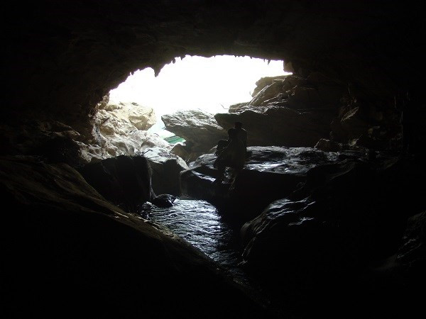 Một hang động ven hồ.